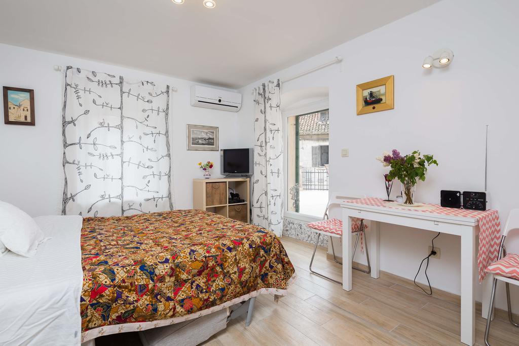 Phoenix Studio Apartment Спліт Екстер'єр фото